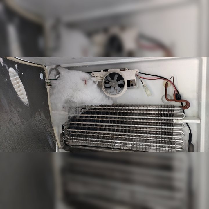 Refrigerator evaporator coil frost buildup
